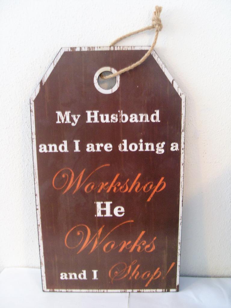 Houten Wandbord My Husband And I Are Doing A Workshop, Huis en Inrichting, Woonaccessoires | Tekstborden en Spreuken, Ophalen of Verzenden