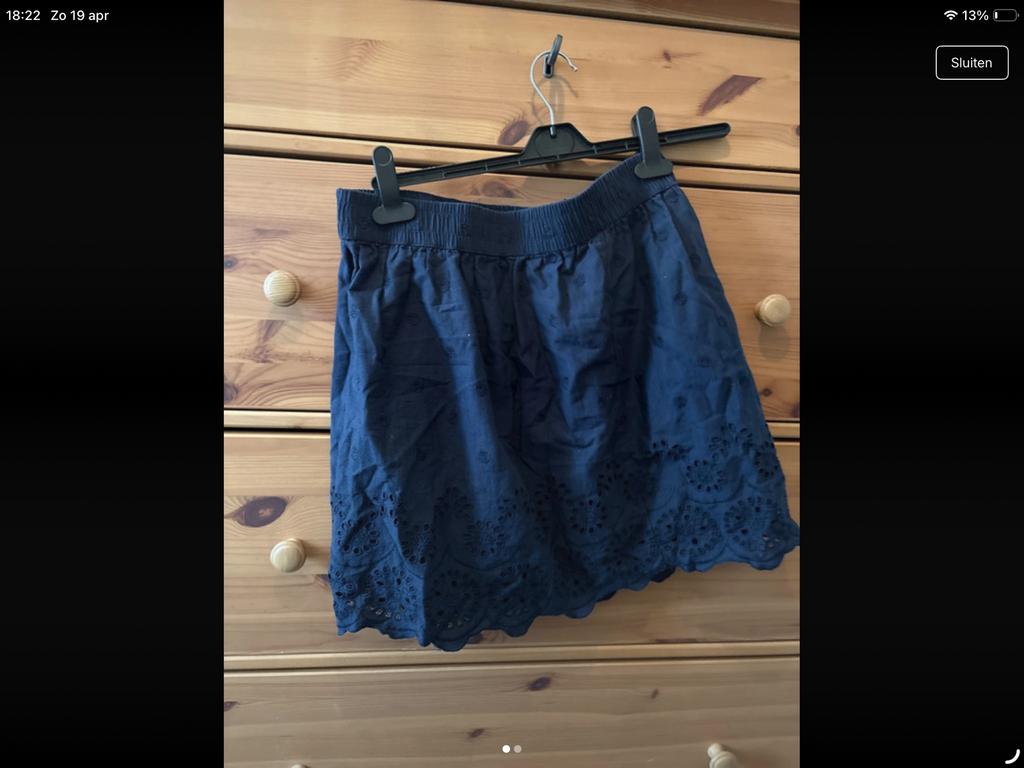 Donkerblauwe H&M rok met broderie, maat M, Kleding | Dames, Rokken, Maat 38/40 (M), Zo goed als nieuw, Boven de knie, Verzenden