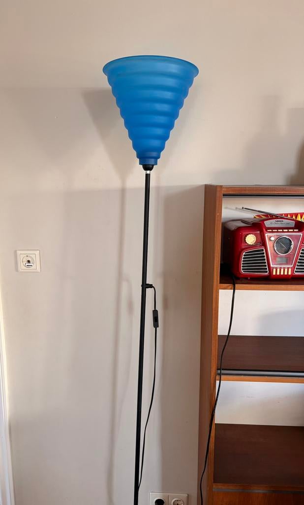 Ikea vloerlamp jaren 80, Memphis style blauw 💙, Huis en Inrichting, Lampen | Vloerlampen, Ophalen, Zo goed als nieuw, Metaal