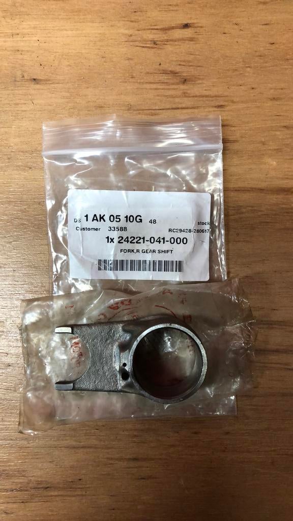 Nieuwe schakelvork rechts Honda 3v C50 C70 C90 Chaly Dax, Ophalen of Verzenden, Nieuw, Blok, Overige merken