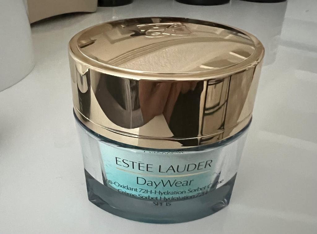 Estée Lauder DayWear SPF15, Ophalen of Verzenden, Nieuw, Gehele gezicht
