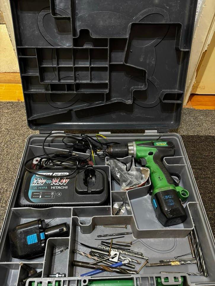 Hitachi Boormachine met oplader en 2 accu's, Ophalen of Verzenden, Gebruikt, Minder dan 400 watt, Boormachine