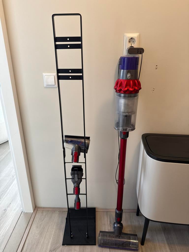 Dyson V10 stofzuiger met extra opzetstukken en houder, Ophalen of Verzenden, Gebruikt, Reservoir, Stofzuiger