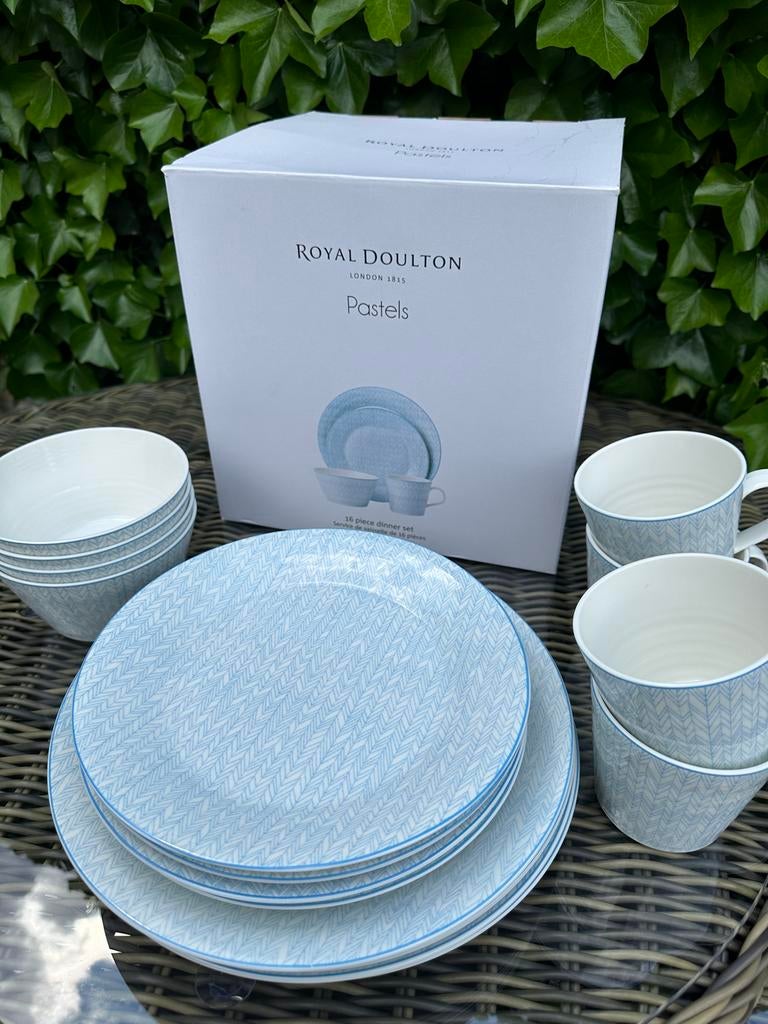 Royal Doulton Pastels 16-delig servies | lichtblauw, Ophalen, Zo goed als nieuw, Overige stijlen, Porselein