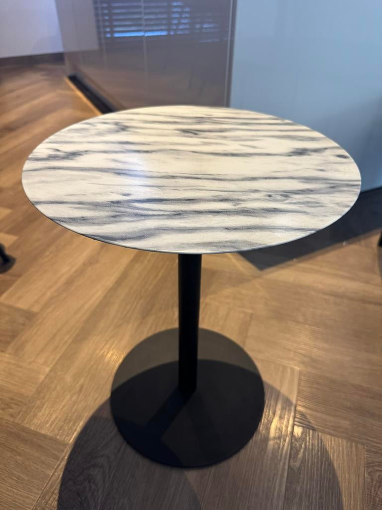 Zuiver Snow bijzettafel met marmerlook blad, Huis en Inrichting, Tafels | Bijzettafels, Zo goed als nieuw, Rond, 45 tot 60 cm