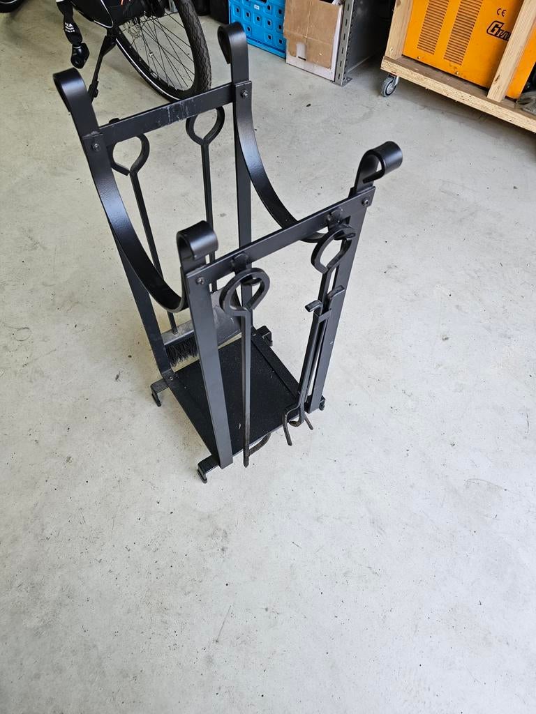 Zwart metalen haardhoutrek met gereedschap, Ophalen of Verzenden