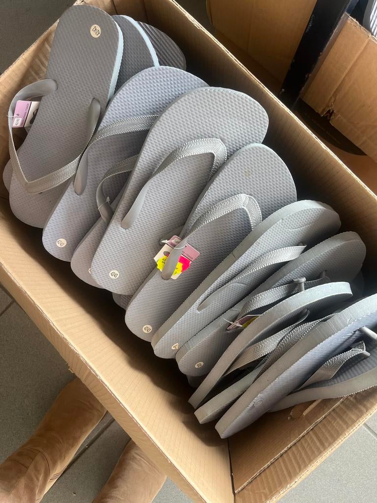 Partij 30 paar nieuwe lichtblauwe slippers maat 42/43, Ophalen of Verzenden, Nieuw, Blauw, Slippers