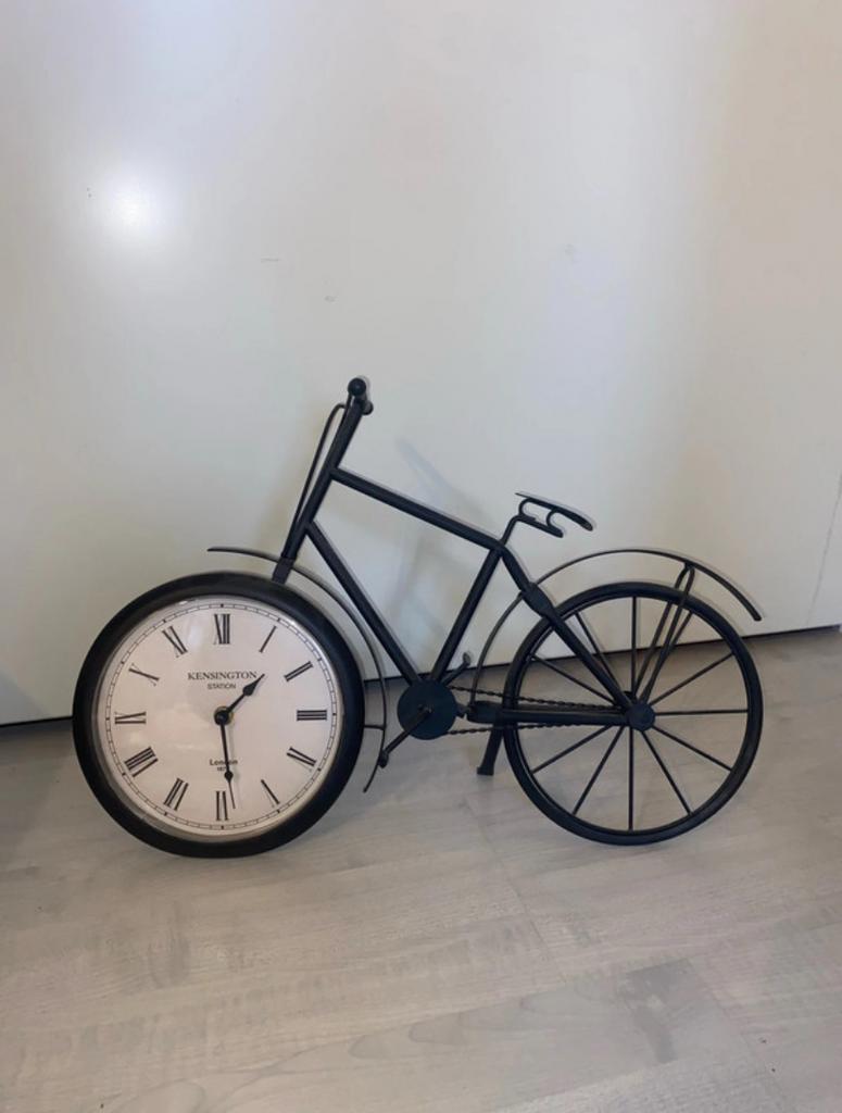 Decoratieve fiets met klok - Zo goed als nieuw, Huis en Inrichting, Woonaccessoires | Klokken, Ophalen of Verzenden, Zo goed als nieuw