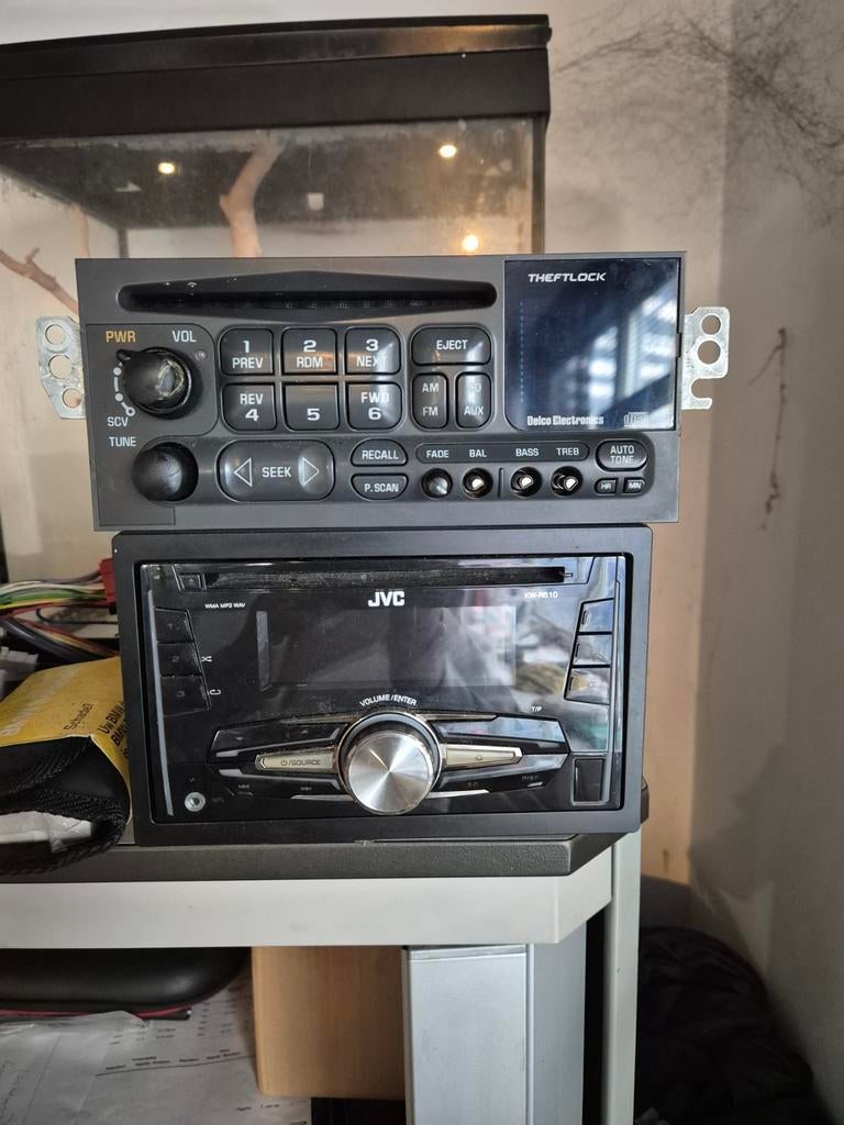 Autoradio's: Delco Electronics en JVC (2 stuks), Auto diversen, Autoradio's, Ophalen, Gebruikt