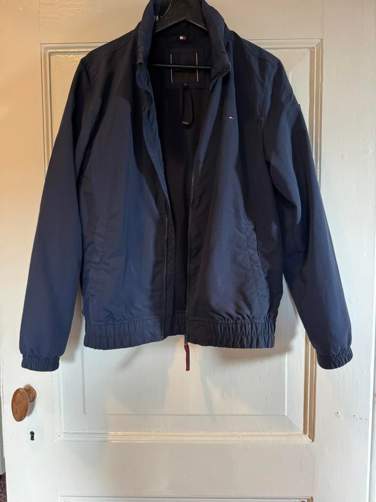 Donkerblauwe Tommy Hilfiger zomerjas 176, Kinderen en Baby's, Kinderkleding | Maat 176, Ophalen of Verzenden, Zo goed als nieuw