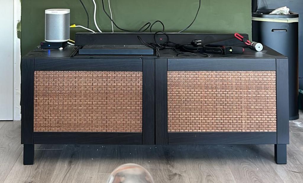 Bestå Zwart tv-meubel met rotan deuren, Ophalen, Gebruikt, 100 tot 150 cm, Minder dan 100 cm