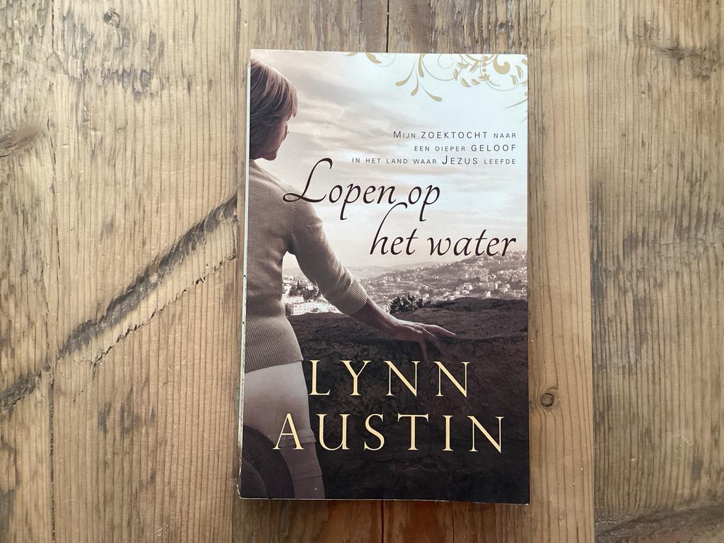 Lopen op het water - Lynn Austin (Christelijk boek), Boeken, Ophalen of Verzenden, Gelezen, Christendom | Protestants