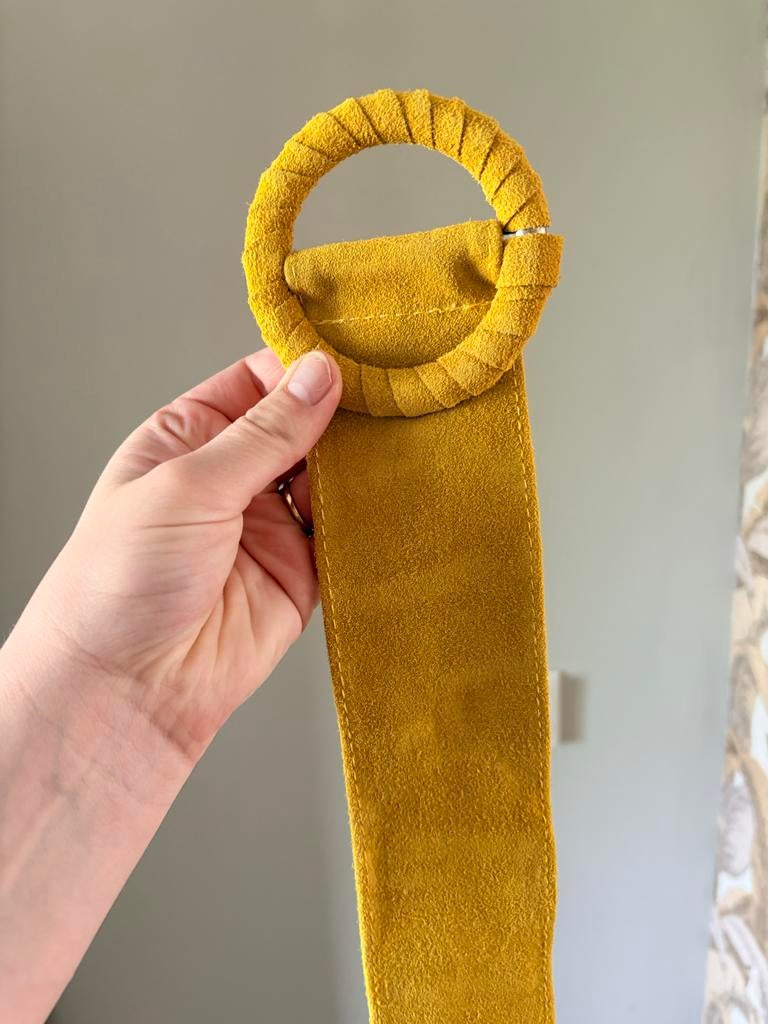 Gele suède riem met ronde gesp, Kleding | Dames, Riemen en Ceinturen, Overige kleuren, 3 tot 5 cm, Echt leder, 90 tot 100 cm