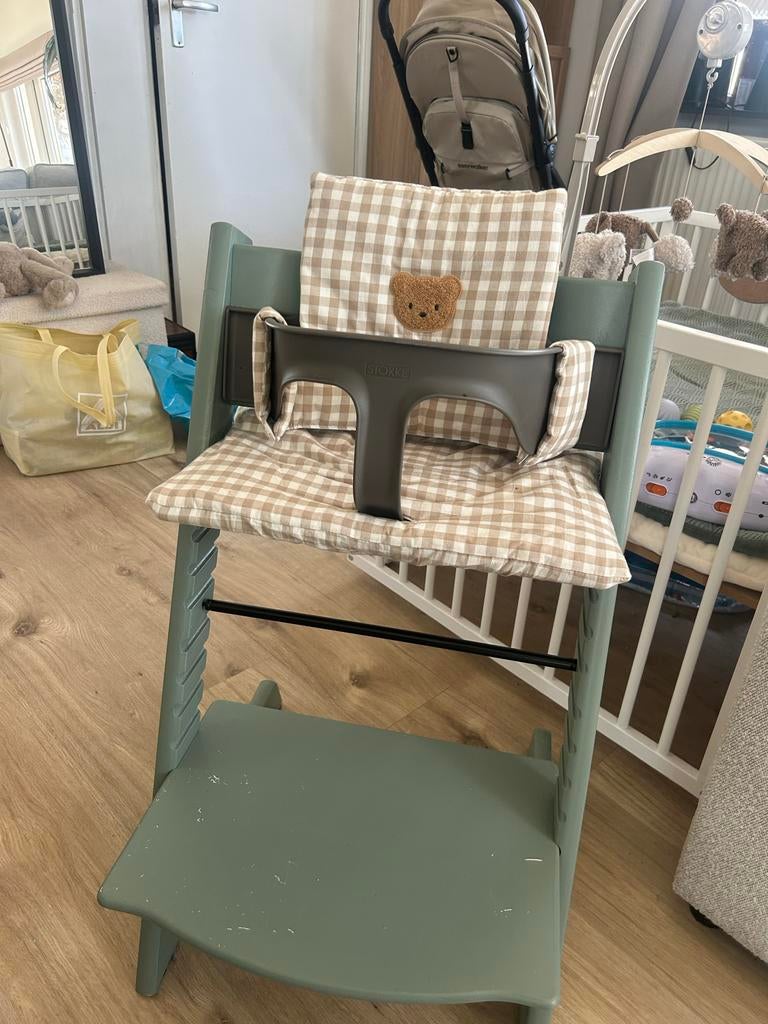 Stokke kinderstoel met kussen, Kinderen en Baby's, Kinderstoelen, Ophalen, Gebruikt, Meegroeistoel, Aanschuifbaar