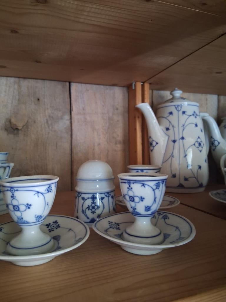 Antieke eierdopjes op voet + vaste onderschotel saks blauw, Ophalen of Verzenden