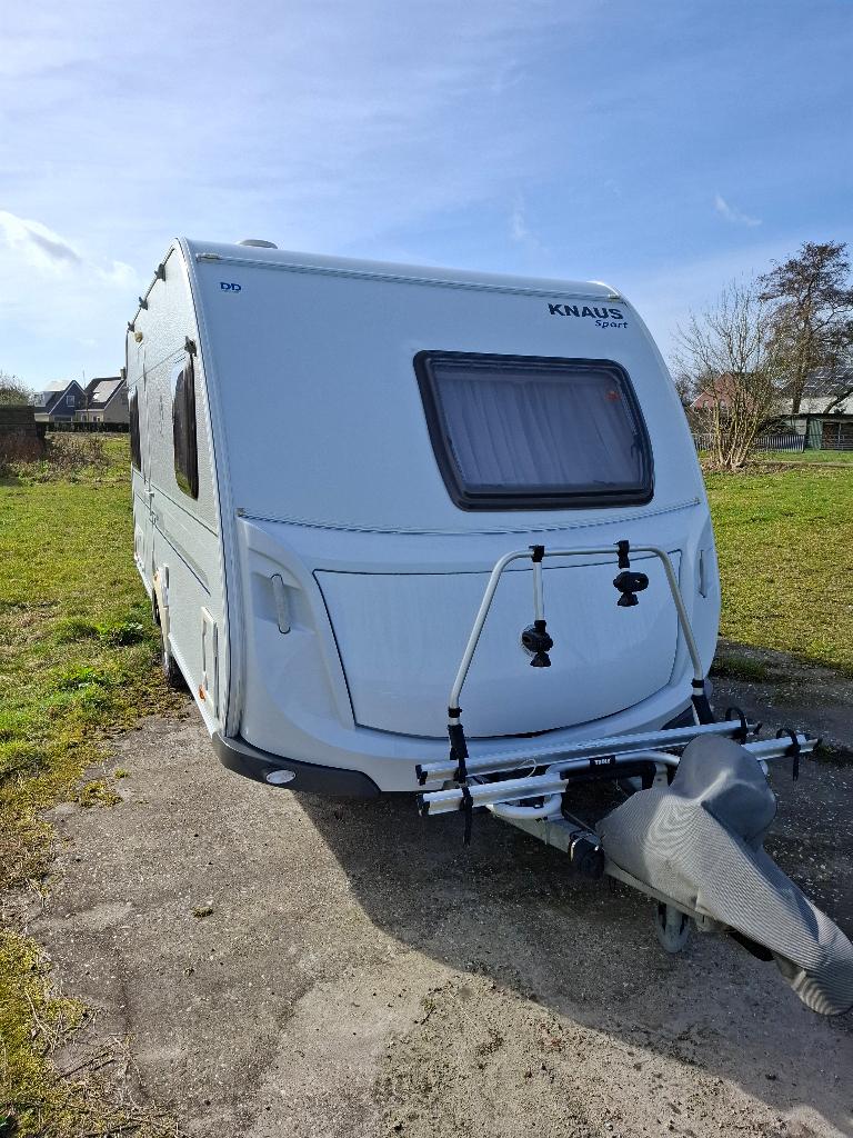 Knaus Sport 450 FU, Caravans en Kamperen, Caravans, Particulier, tot en met 4, 1250 - 1500 kg, Rondzit, Knaus, Frans bed, Omvormbare zithoek