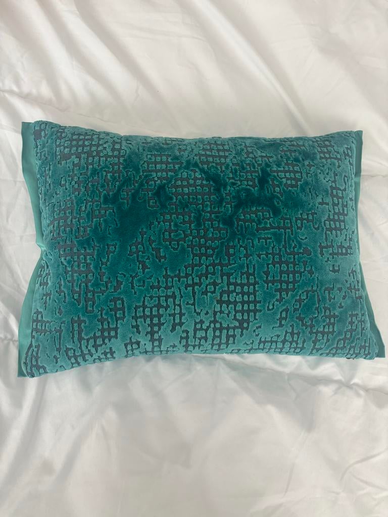 Designers Guild Kussen - Turquoise met Patroon, Ophalen of Verzenden, Zo goed als nieuw, Blauw, Rechthoekig
