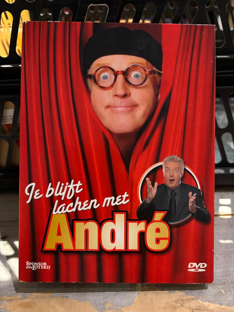 DVD -box Je blijft lachen met André - 6 discs - 300 minuten, Cd's en Dvd's, Dvd's | Cabaret en Sketches, Alle leeftijden, Ophalen of Verzenden