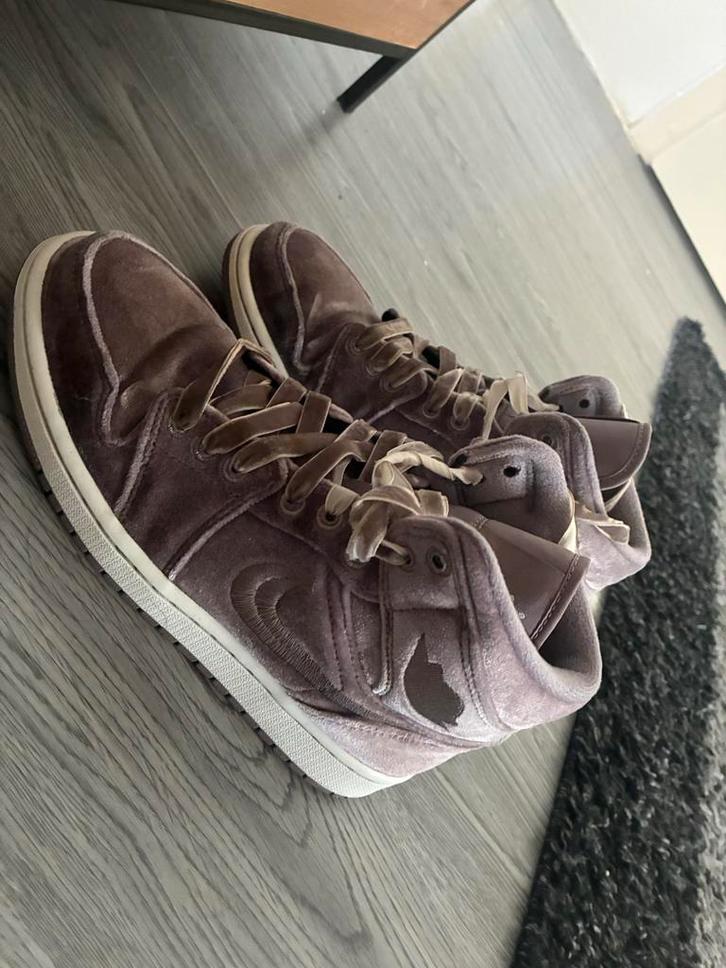 Air Jordan 1 Mid SE Purple Velvet - Exclusief & Authentiek, Kleding | Dames, Schoenen, Nieuw, Sneakers of Gympen, Overige kleuren