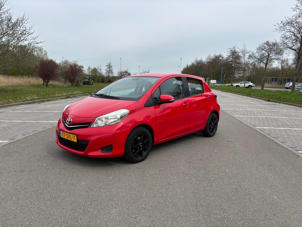 Toyota Yaris 1.0 VVT-i – Sportieve Look – NL Auto, Auto's, 527 kg, 40 €/maand, 750 kg, Origineel Nederlands