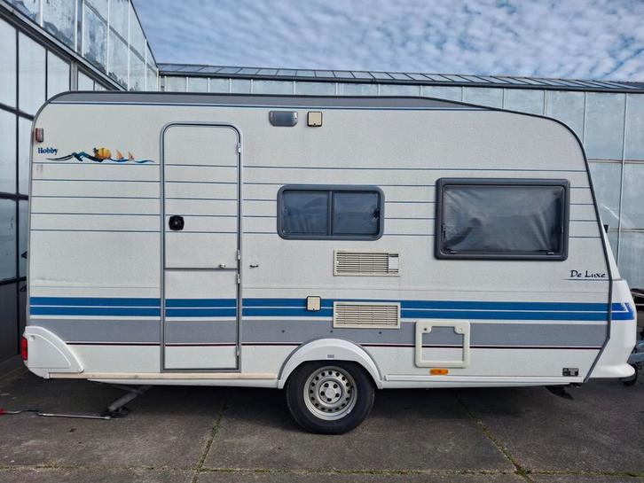 Hobby de luxe 400 caravan 1998, Caravans en Kamperen, Caravans, Particulier, tot en met 4, 1000 - 1250 kg, Treinzit, Hobby, Stapelbed