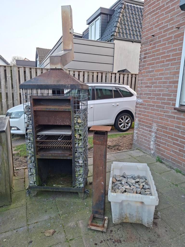 Robuuste buiten houtkachel/BBQ op wieltjes met aslade, Ophalen, Gebruikt, Met accessoires