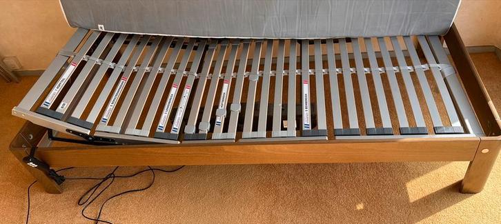 Bed verstelbaar lattenbodem en een Spiksplinternieuw matras, Huis en Inrichting, Ophalen, 90 cm, Eenpersoons, Bruin