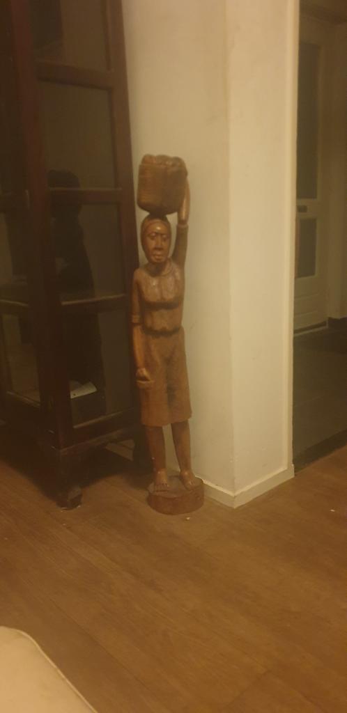 Houten beeld van vrouw met mand op hoofd, Beeld, Hout, Bruin, Vrouw