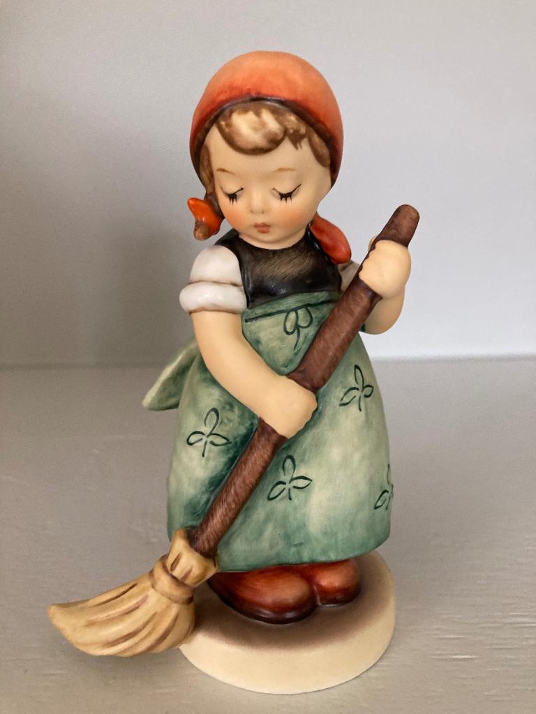 Hummeltje 'Little sweeper', Verzamelen, Beelden en Beeldjes, Ophalen of Verzenden, Zo goed als nieuw, Hummel