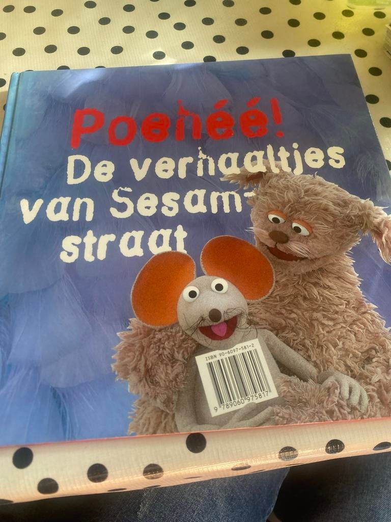 Poenée! De verhaaltjes van Sesamstraat - Kinderboek, Boeken, Ophalen of Verzenden, Gelezen, Fictie algemeen