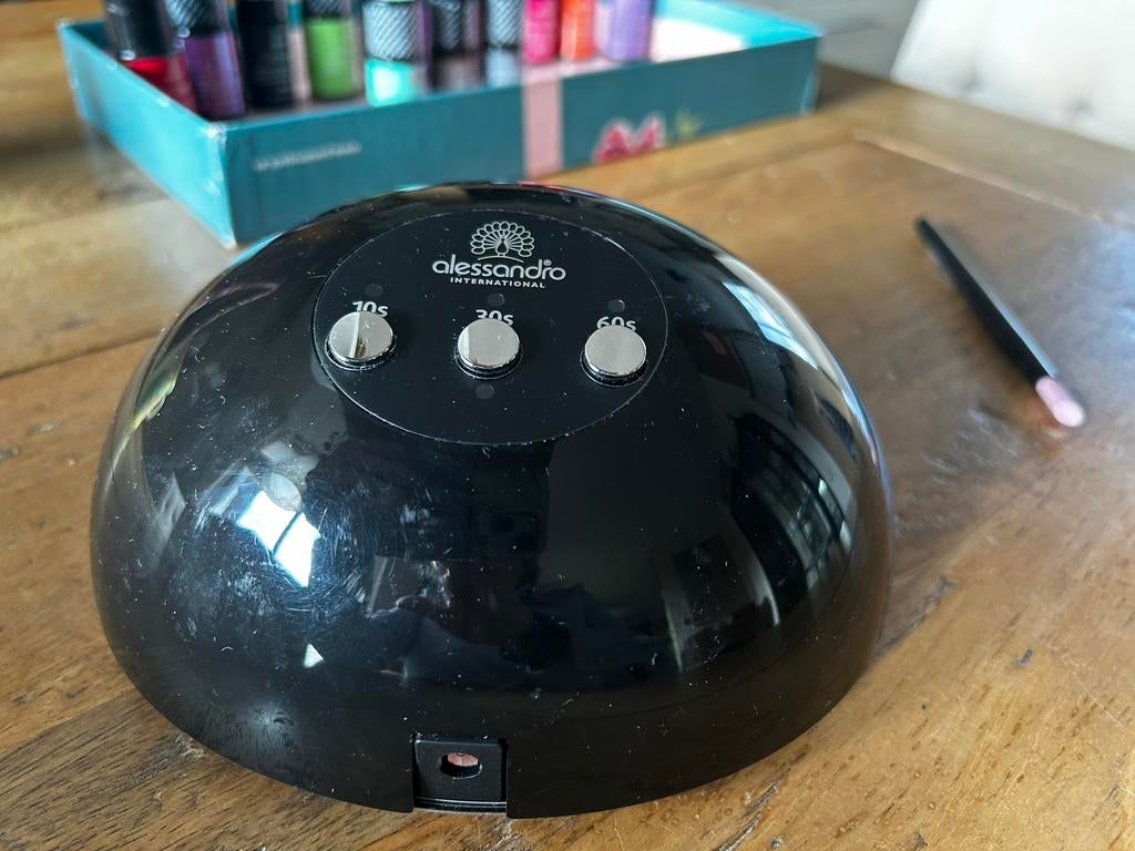 Alessandro thuis nagel studio set met diverse lakjes, Gebruikt, Overige kleuren, Ophalen of Verzenden, Handen en Nagels