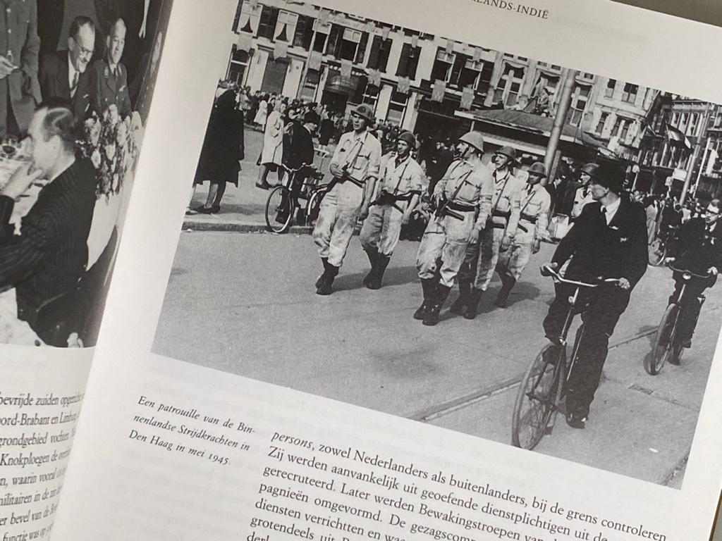 Met de blik naar het Oosten de koninklijke Landmacht 1945-90, Ophalen of Verzenden, Zo goed als nieuw, 1945 tot heden, Overige onderwerpen