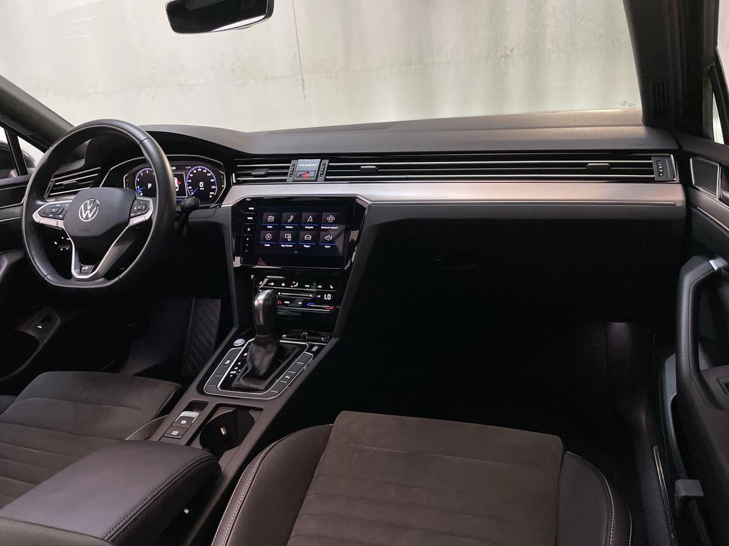 Volkswagen Passat Variant 1.5 TSI R-Line Business + Panoramd, Auto's, Volkswagen, 730 kg, 4 cilinders, Alcantara, Zwart