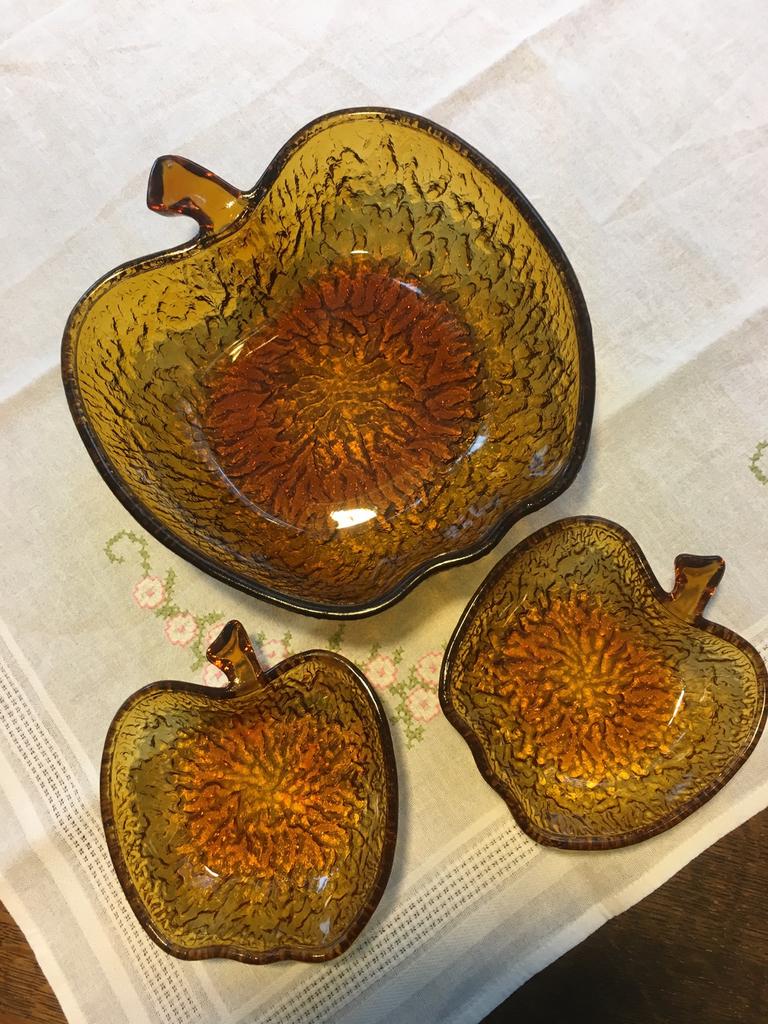 Retro Schalen Set 3dl. Appelvorm. Amberkleurg Press-Glas, Sieraden, Tassen en Uiterlijk, Manchetknopen, Ophalen of Verzenden, Zo goed als nieuw
