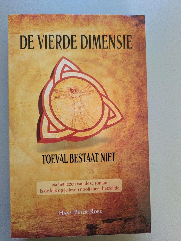 De Vierde Dimensie: Toeval Bestaat Niet - Hans Peter Roel, Boeken, Romans, Zo goed als nieuw, Ophalen of Verzenden