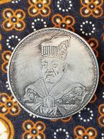 Oude Chinese munt of penning met portret en draak 4,4 cm., Antiek en Kunst, Ophalen of Verzenden