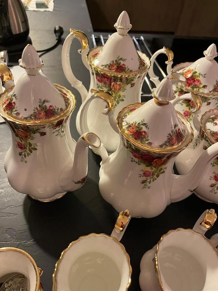 Te koop het echte Engelse Royal Albert., Antiek en Kunst, Antiek | Servies compleet, Ophalen of Verzenden