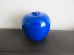 Jaren zeventig porselein vaasje met diep blauw glazuur, Gebruikt, Blauw, Aardewerk of Porselein, Ophalen of Verzenden
