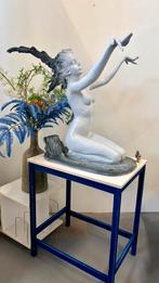 Vrouw bronzen beeld / onderstel tafel, Ophalen