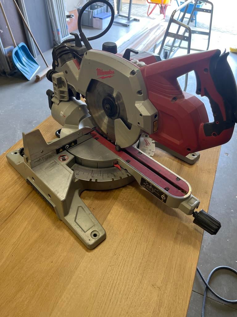 Milwaukee Afkort-/Verstekzaag - Goede Staat, Doe-het-zelf en Verbouw, Gereedschap | Zaagmachines, Ophalen of Verzenden, Gebruikt