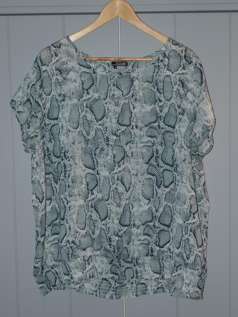 Top mintgroen wit slangenprint | 46 | Norah, Kleding | Dames, Tops, Maat 46/48 (XL) of groter, Ophalen of Verzenden, Zo goed als nieuw