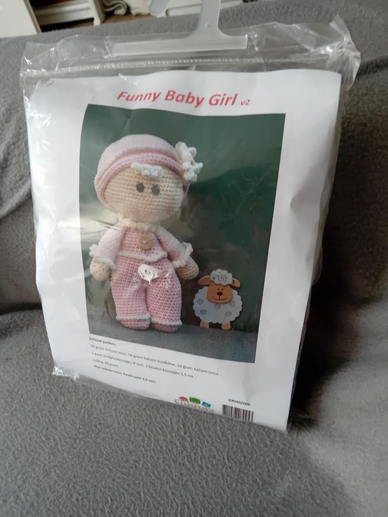 Nieuw haakpakket Funny Baby Girl v2 - compleet pakket, Ophalen of Verzenden, Nieuw, Haken, Wol of Garen