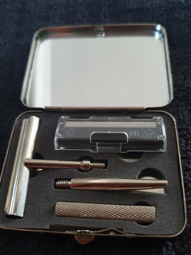 Vintage Reis Scheermes Set in Metalen Doosje, Antiek en Kunst, Antiek | Gereedschap en Instrumenten, Ophalen of Verzenden