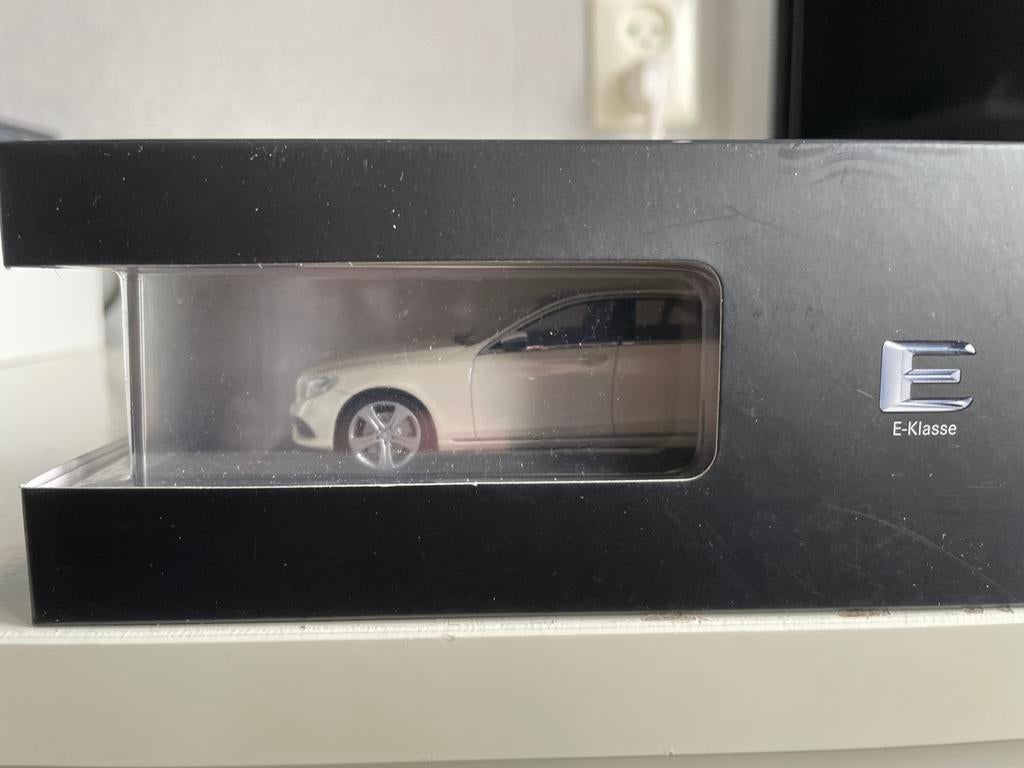 Mercedes-Benz E-Klasse Modelauto, Hobby en Vrije tijd, Modelauto's | 1:18, Ophalen of Verzenden, Zo goed als nieuw, Auto, Overige merken