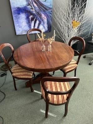 Klassieke tafel en 4 stoelen, Huis en Inrichting, Tafels | Salontafels, Ophalen, Gebruikt, 50 tot 75 cm, Rond