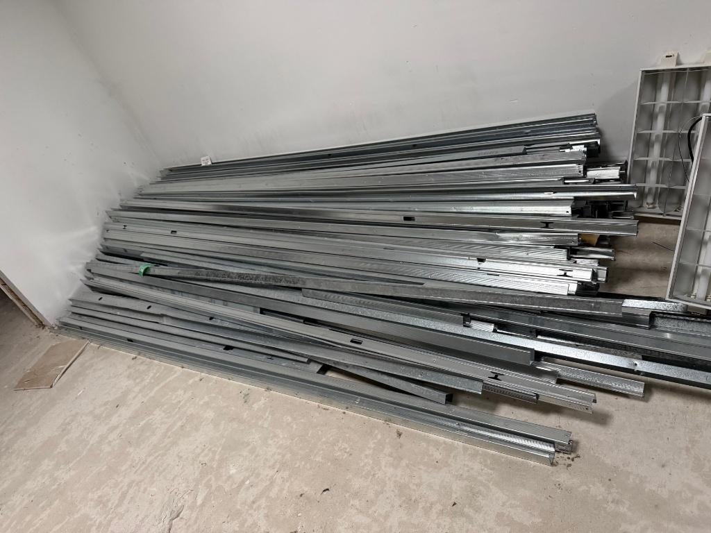 metalstud, Ophalen, Zo goed als nieuw, Nb, Nb