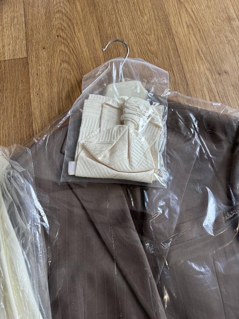 trouwpak pak kostuum overhemd schoenen manchetknopen, Kleding | Heren, Ophalen of Verzenden, Zo goed als nieuw, Bruin, Roka