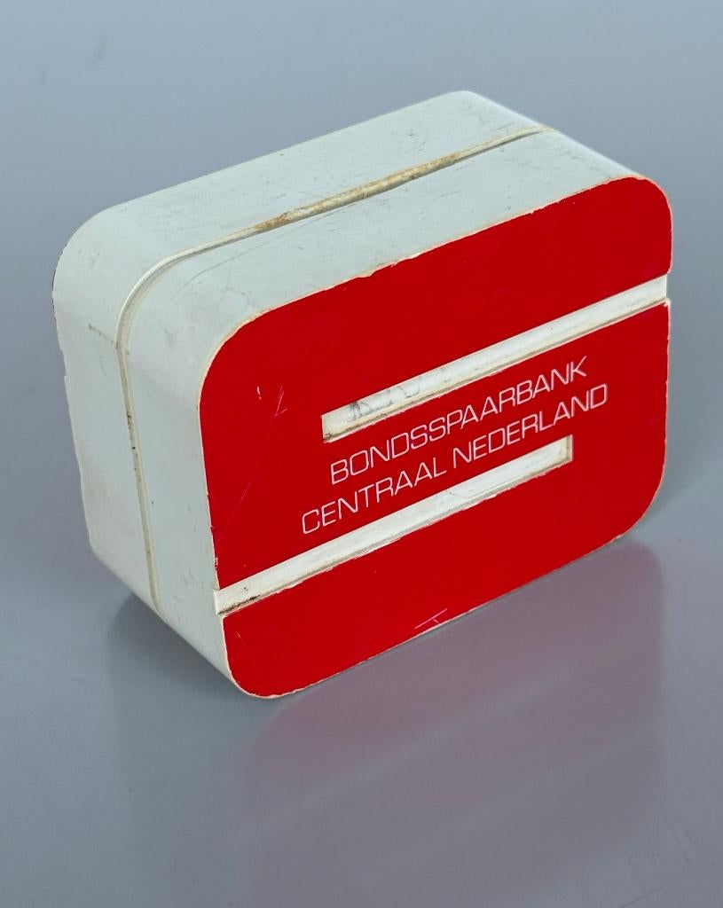 Retro Bondsspaarbank Spaarpot – Rood/Wit, Ophalen of Verzenden, Gebruikt, Kunststof, Overige thema's