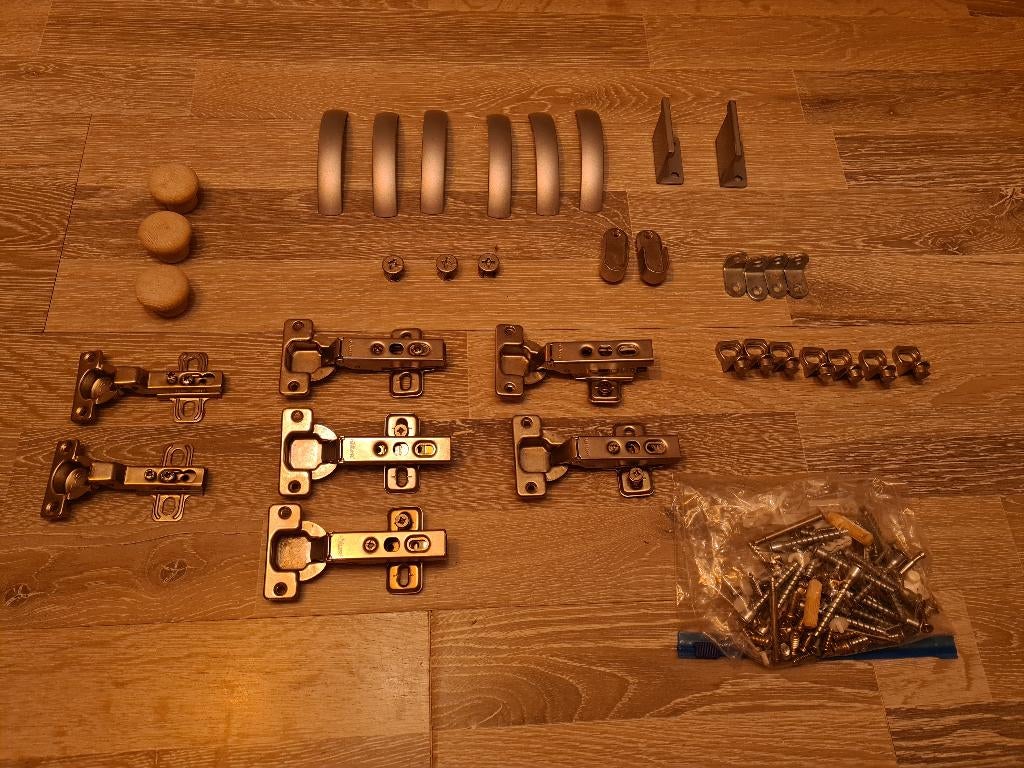 Een tasje vol met kastbeslag voor een complete kledingkast, Ophalen of Verzenden, Zo goed als nieuw