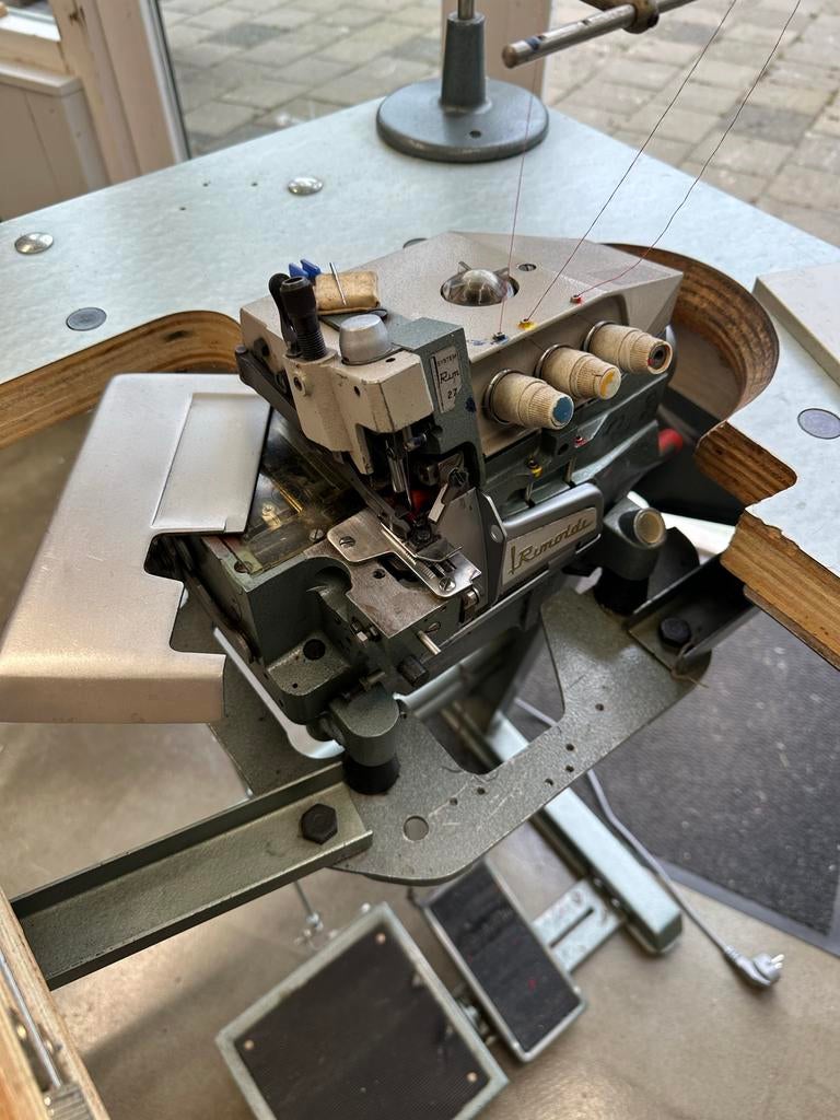 Industriële Lockmachine merk Rimolde met zgan stappenmotor, Hobby en Vrije tijd, Naaimachines en Toebehoren, Gebruikt, Lockmachine